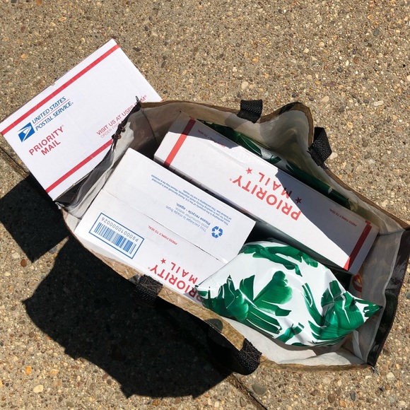 m e e t • y o u r • p o s h e r •  @kateeloften - Picture 3 of 12